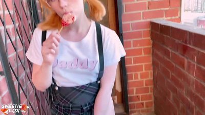 Schoolgirl sucks a Dick go domhain agus fucks ionad ranganna.