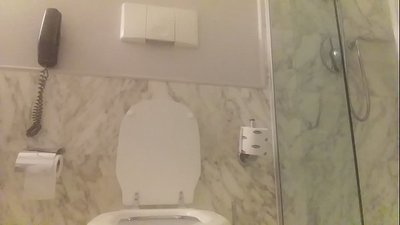 Sa bathtub le ceann dearg.